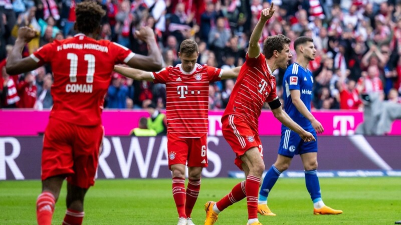 Thomas Müller (rechts) brachte den FC Bayern gegen Schalke in Führung.