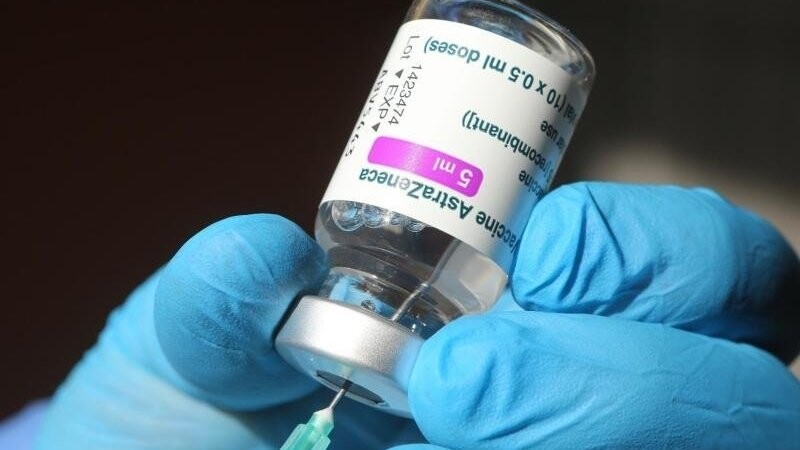 Nach der zwischenzeitlichen Aussetzung der Corona-Schutzimpfung mit dem Vakzin von AstraZeneca sind am Montag die Impfungen mit diesem Impfstoff auch in der Stadt Landshut wieder aufgenommen worden. (Symbolbild)