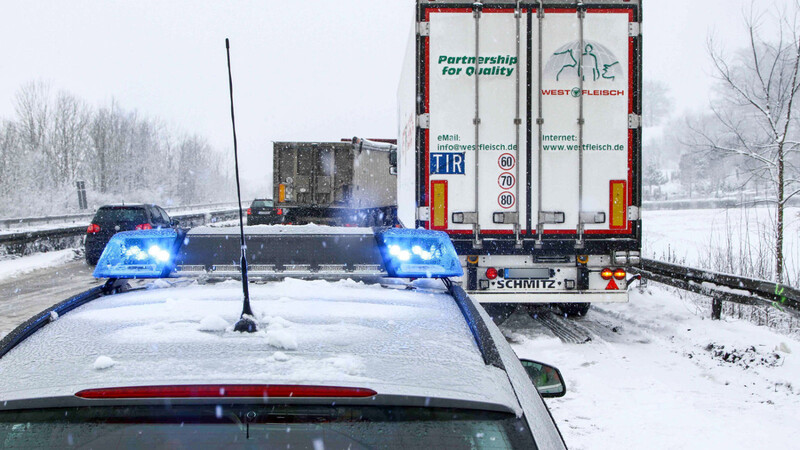Im Landkreis Landshut kam es zu zahlreichen Unfällen wegen dem Schneefall. Foto: FD