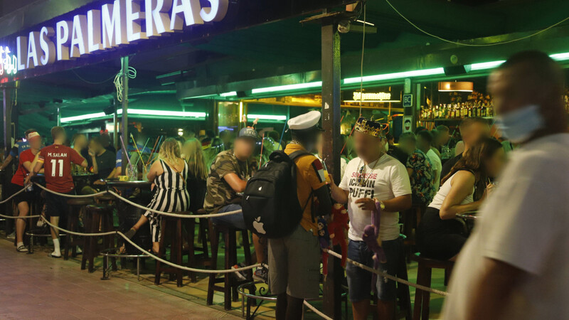 Ein Bild vom vergangenen Samstag: Touristen feiern in einer Bar in der Bierstraße.