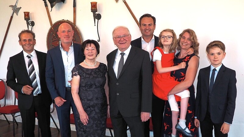 Ehrenbürger Matthias Unterholzer senior (Mitte) mit Familie und Gratulanten.