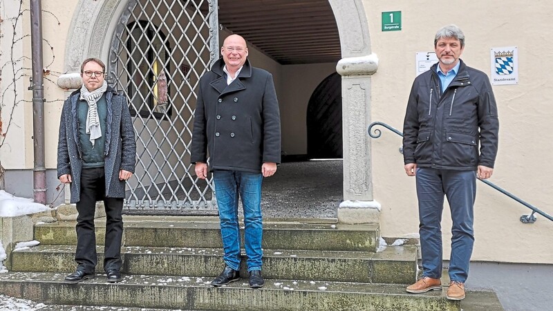 Die beiden Gartenschau-Geschäftsführer Robert Sitzmann (links) und Herwig Decker (Mitte) zusammen mit Bürgermeister Sandro Bauer.