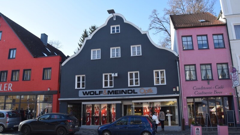 Der Besitzer will das Gebäude zwischen Modehaus Stadler und Konditorei Beer abreißen. Für den Neubau sind acht Wohnungen geplant. Ohne Stellplätze zu viel des Guten?