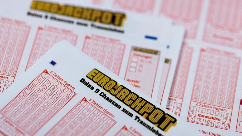 Lottoscheine mit der Aufschrift "Eurojackpot" liegen in einer Lotto-Annahmestelle.