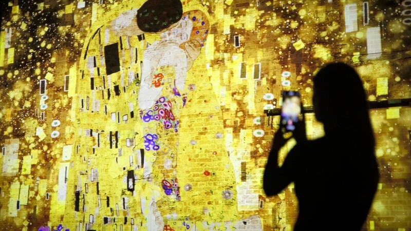 Die immersive Show "Klimts Kuss" bietet eine Reise durch das Wien um 1900, die Malerei des Jugendstilkünstlers löst sich freilich in ihre schimmernden Partikel auf.