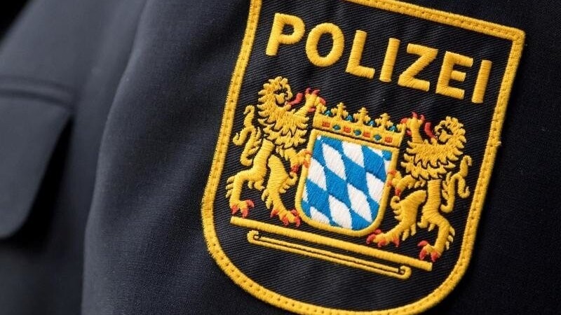 Das Wappen der bayerischen Polizei an einer Uniform. Foto: Sven Hoppe/dpa/Archivbild
