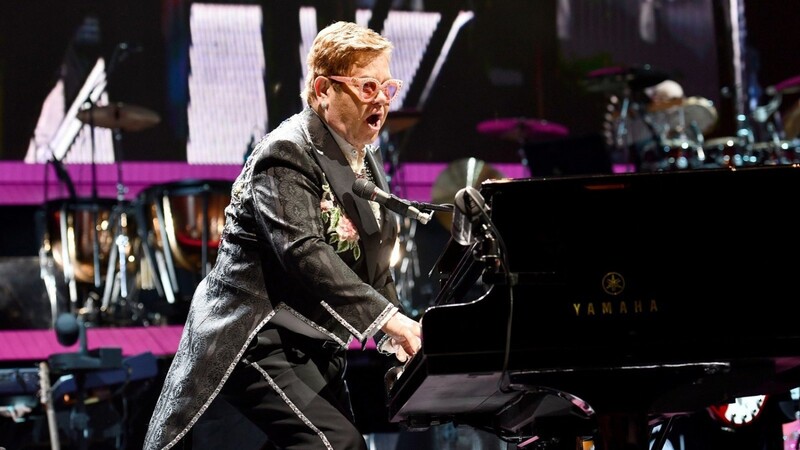 Nahm am Sonntag sehr viele Standing Ovations entgegen: Sir Elton John am Sonntag in der Olympiahalle