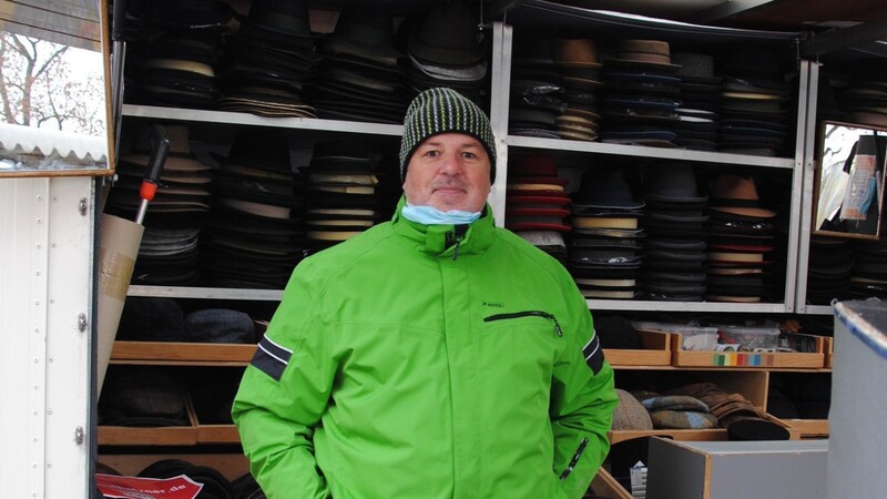Klaus Holzner verkauft auf dem Adventmarkt Hüte und Mützen und versucht trotz der aktuellen Situation optimistisch zu bleiben.