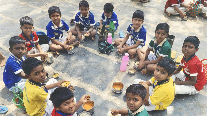 Kinder der Mount Karmel School im indischen Andra Pradesh bei der Schulspeisung. Seit Corona ist die Schule geschlossen, die Schüler sind ohne Unterricht und die Lehrer können nicht mehr bezahlt werden.