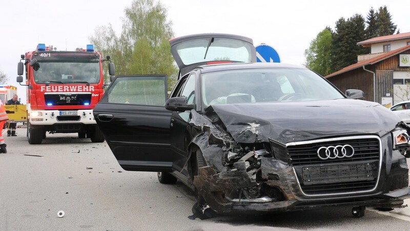 Totalschaden ist an diesem Audi entstanden, die vier Insassen wurden beim Zusammenstoß teils leicht verletzt.