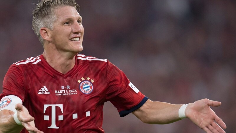 Fußballgott außer Dienst, plötzlich wieder beim Bayern-Training: Bastian Schweinsteiger.