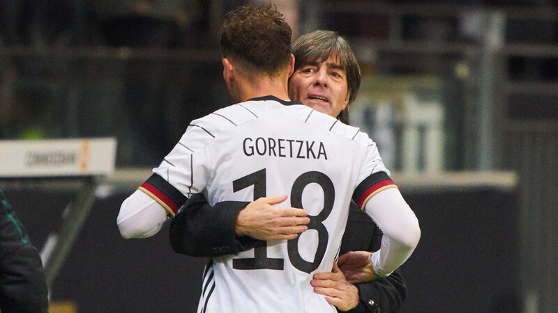 Innige Umarmung: Joachim Löw und Leon Goretzka beim EM-Qualifikationsspiel der DFB-Elf gegen Nordirland (6:1).