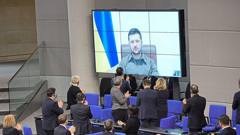 Die Regierungsmitglieder empfangen Wolodymyr Selenskyj mit stehendem Applaus.