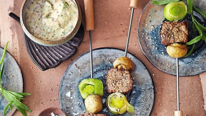 Fondue und Raclette sind die Genuss-Klassiker am Silvesterabend. Für beide Essen braucht es vor allem Zeit und eine nette Gesellschaft.