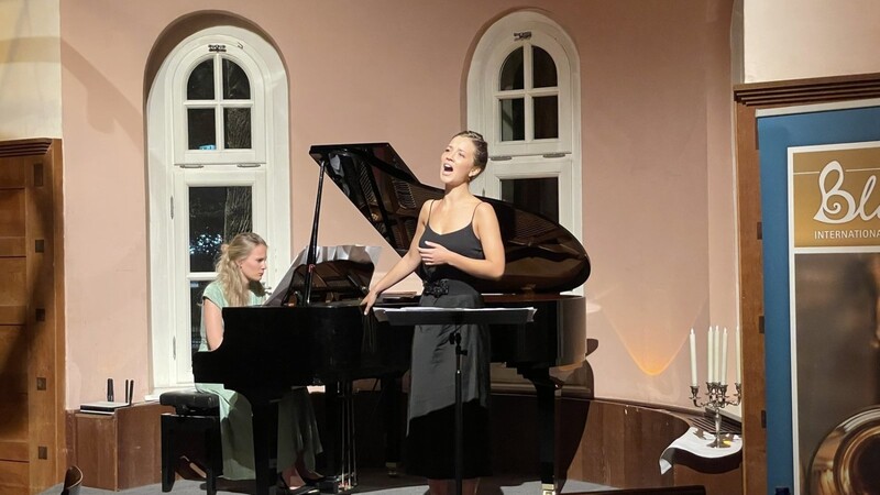 Pianistin Anna Gebhardt und Sopranistin Anna-Lena Elbert begeisterten mit vier Themen das Konzertpublikum.
