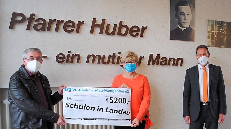 Konrektor Franz Weinzierl (v.l.) und Rektorin Elfriede Meier von der Pfarrer-Huber-Schule nahmen die Spende der VR-Bank stellvertretend für die sieben Landauer Schulen von Manfred Kettl entgegen.