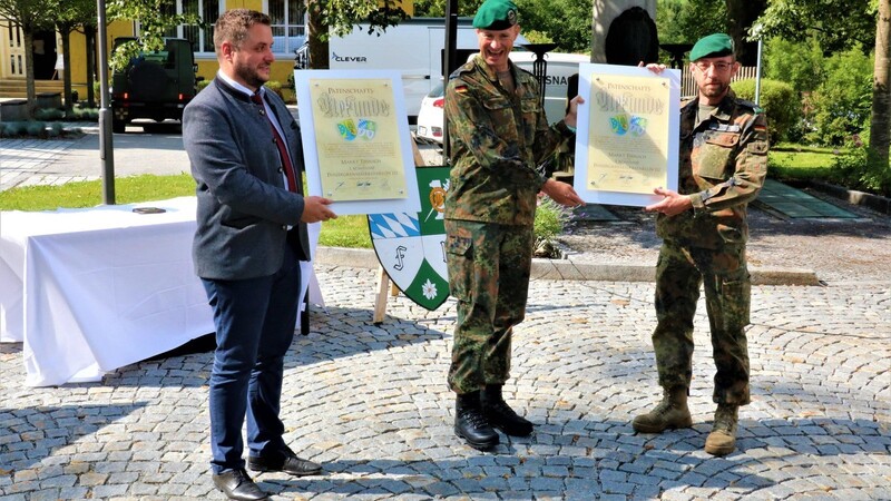 Teisnachs Bürgermeister Daniel Graßl (v.li.), Oberstleutnant Andreas Mack und Kompaniechef Major Daniel Geipel mit den Urkunden.