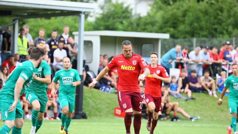 Joel Zwarts (am Ball) erzielt beim 10:3-Testspielsieg des Jahn gegen Fortuna Regensburg einen Treffer.