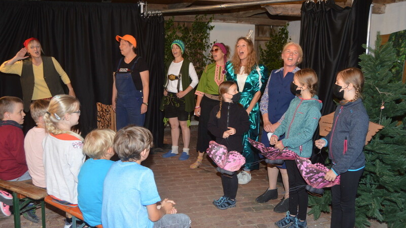 Viel Spaß hatten Erwachsene und Kinder im vergangenen Jahr bei der Aufführung "Kasperl und der Muttertag" - hier beim Schlusslied.
