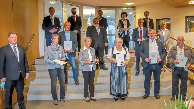 Die mit dem Ehrenzeichen des bayerischen Ministerpräsidenten für Verdienste im Ehrenamt ausgezeichneten Bürger mit den Ehrengästen.