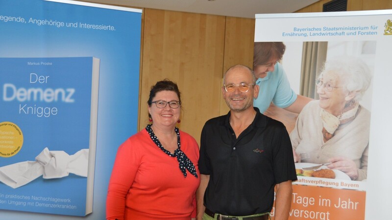 Demenzberater und Humortherapeuten Markus Proske mit Heidi Gegenfurtner vom Fachzentrum Ernährung/Gemeinschaftsverpflegung am AELF Landshut.