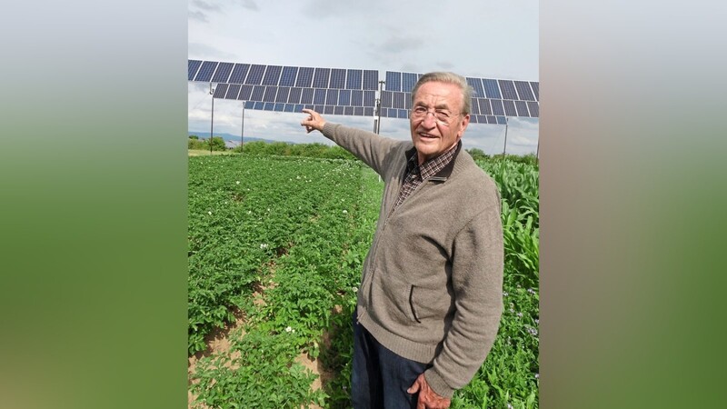 Unten Erzeugung von landwirtschaftlichen Produkten und oben Energiegewinnung: Klaus Krinner vor einem Prototyp des Agrar-Solar-Systems, dem er eine große Bedeutung für die Zukunft beimisst.
