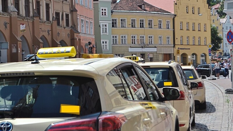 Taxifahren wird spürbar teurer in Landshut; vor dem Hintergrund der Kostensteigerungen für die Taxiunternehmen sei dies jedoch gerechtfertigt, befanden Verwaltung und der Feriensenat.