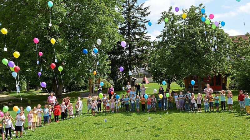 Anlässlich der Geburtstagsfeier ließen die Kindergartenkinder bunte Ballons in den weiß-blauen Himmel steigen.