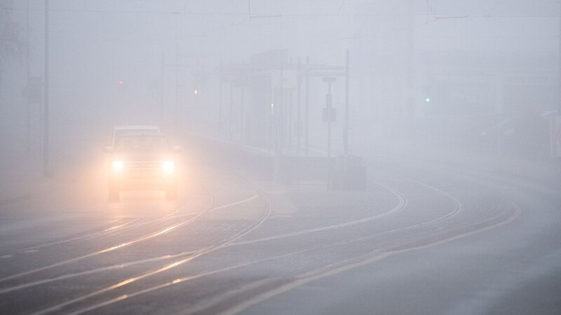 Wer im Nebeltreiben ohne Licht fährt, riskiert schlimme Unfälle. (Symbolbild)