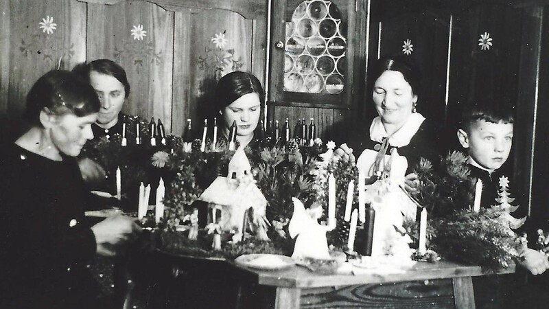 In der Wohnstube der Familie Haug: Dora Haug und Sohn Alois (rechts) freuen sich mit Lore Kreiner (v. l.), Amale Wagner und Maria Baumann über die gefertigten Bastelarbeiten im Advent 1938.