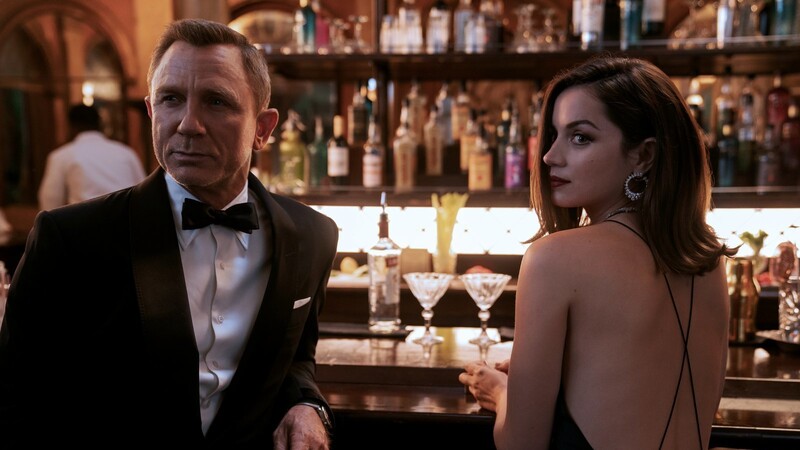 Daniel Craig als James Bond und Ana de Armas als Agentin Paloma, die leider plötzlich vom Drehbuch vergessen wird