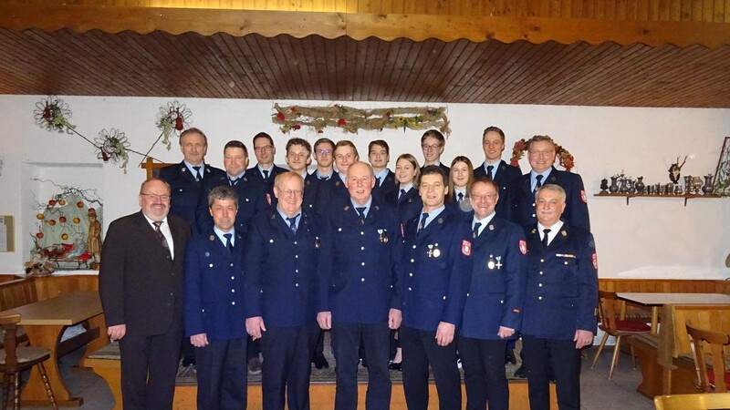 Langjährige, frisch ausgebildete und neue Mitglieder nahmen mit der Feuerwehrführung und Bürgermeister Ludwig Robold an der Jahresversammlung teil.