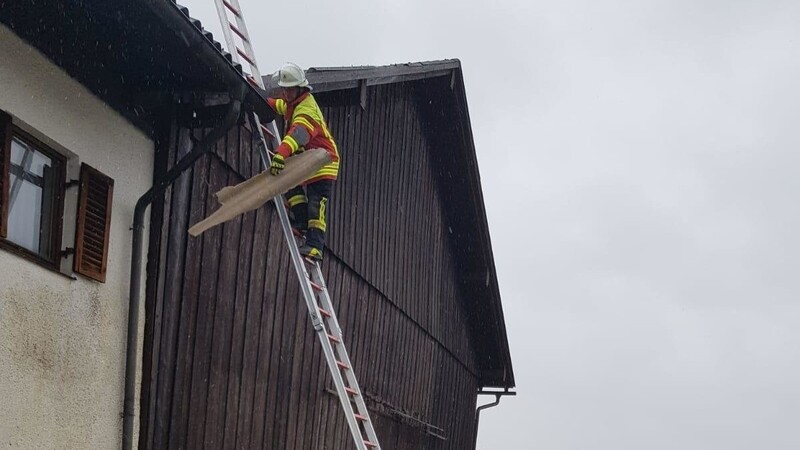 Die Ruhmannsfeldener Feuerwehr beim Sichern der Dachplatten.