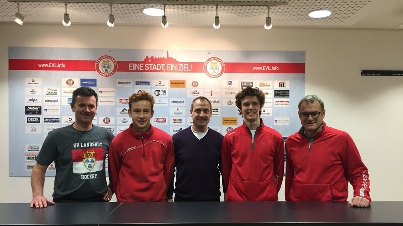 Marco Bassler (2. von links) und Luca Trinkberger (4. von links) bleiben dem EVL erhalten. Das freut Nachwuchsleiter Rupert Meister (links), Geschäftsführer Ralf Hantschke (Mitte) und Trainer Axel Kammerer.