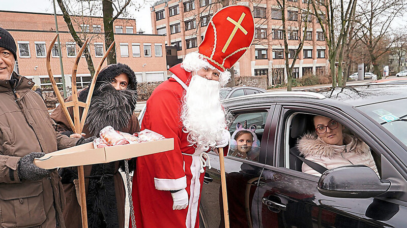 Die gute Resonanz auf die vorweihnachtliche Geschenkaktion mit Nikolaus, Krampus und weiteren Helfern überraschte auch die Organisatoren positiv.