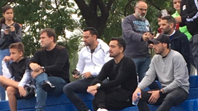 Hoher Besuch im Bayern-Trainingslager: Weltmeister Xavi (weiße Jacke) schaute am Freitag beim Training zu.