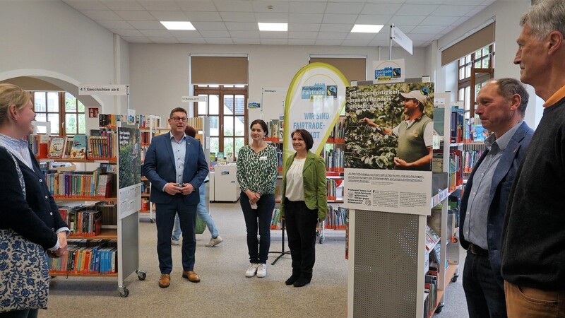 Mainburg ist seit 2014 Fairtrade-Stadt: Bürgermeister Helmut Fichtner eröffnete die neue Ausstellung der Organisation in der Stadtbibliothek Mainburg.