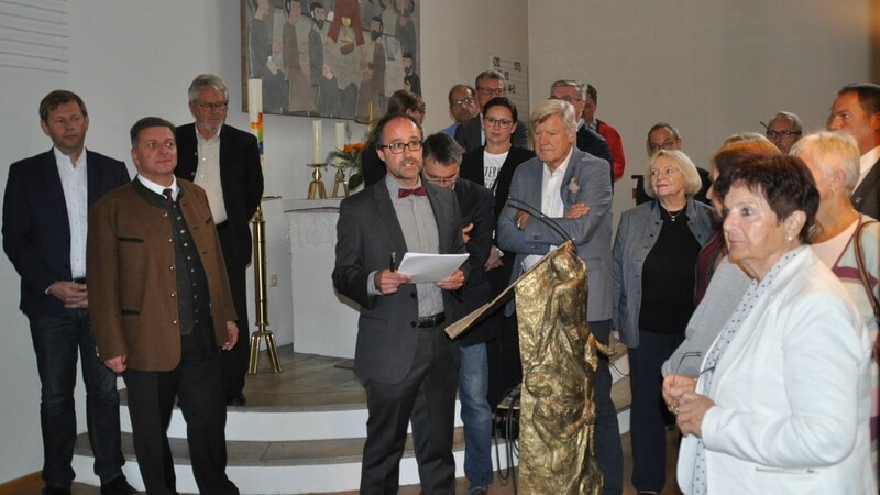Kreisheimatpfleger Florian Jung (Mitte) stellte den Zuhörern die Friedenskirche Hengersberg vor.