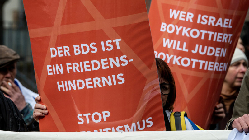 Demonstranten protestieren gegen Boykottaufrufe gegen Israel.