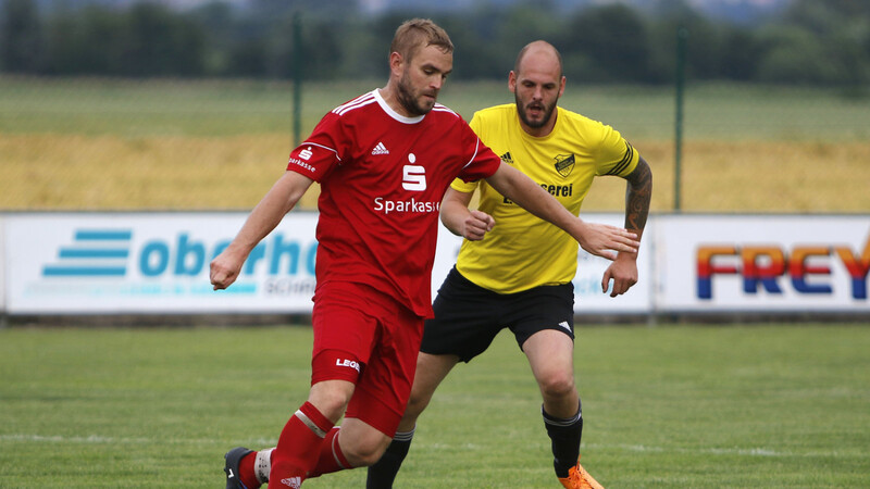 Einen gelungenen Start in die Vorbereitung hatte der SV Großköllnbach (in gelb) mit dem 5:0-Sieg über den Gemeinderivalen aus Harburg.