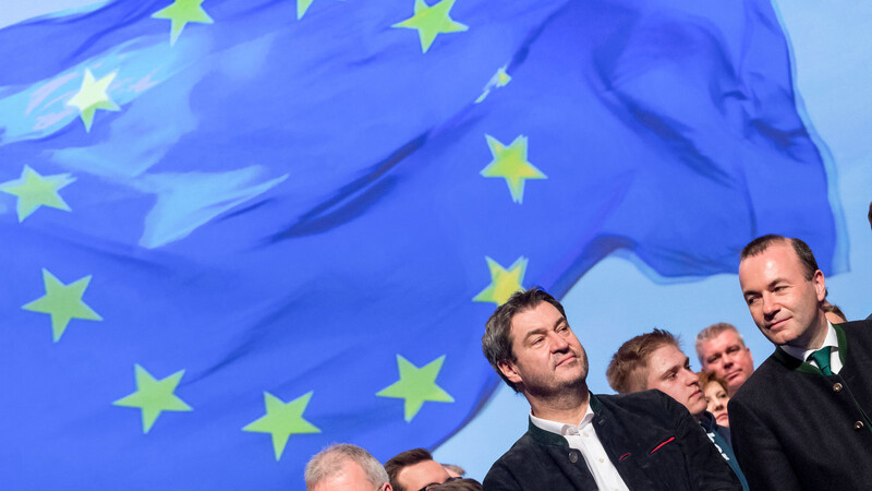 Die CSU-Politiker Markus Söder (l.) und Manfred Weber lassen zum Abschluss ihres Politischen Aschermittwochs die Europafahne wehen.