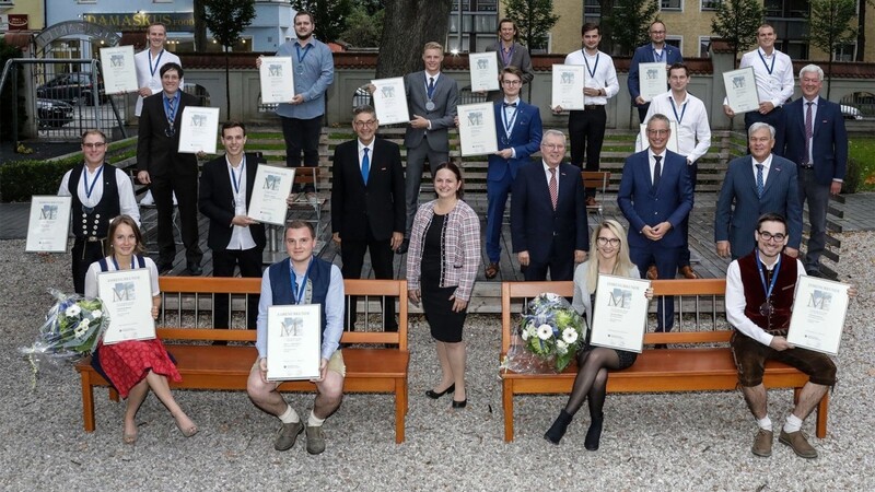 Die Handwerkskammer Niederbayern-Oberpfalz hat 16 junge Handwerksmeister des Jahrgangs 2019/2020 im Hotel Asam in Straubing mit einer Ehrenurkunde samt Medaille geehrt.