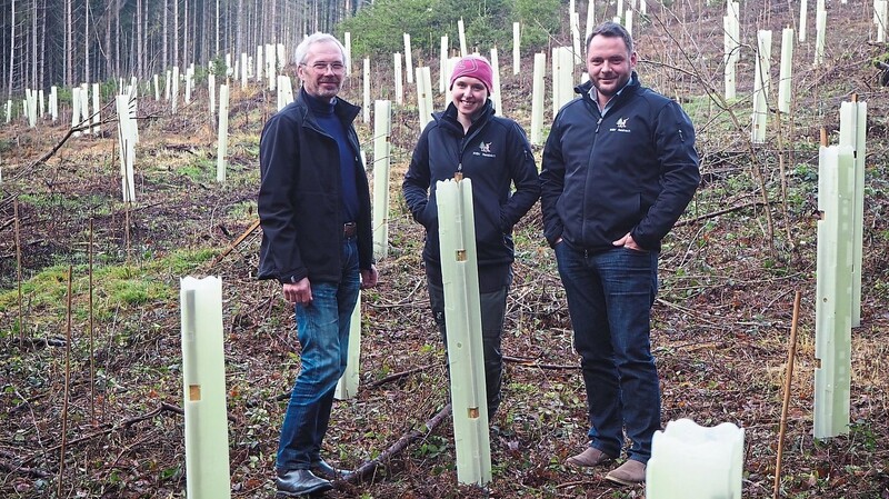 Die Waldbauern der WBV Reisbach pflanzten in 2019 über 85000 Jungpflanzen, der Schutz verschlingt ungeheure Gelder - hier sind Karl Vilsmeier, Melanie Treffler und Armin Maier in einem neu bepflanzten Waldstück am "Schafhauser Bach".