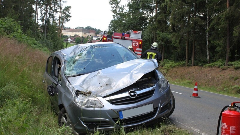 Auf der Kreisstraße kurz vor Strahlfeld war die 31-Jährige mit ihrem Opel auf die Gegenfahrbahn geraten und an die Böschung geprallt.