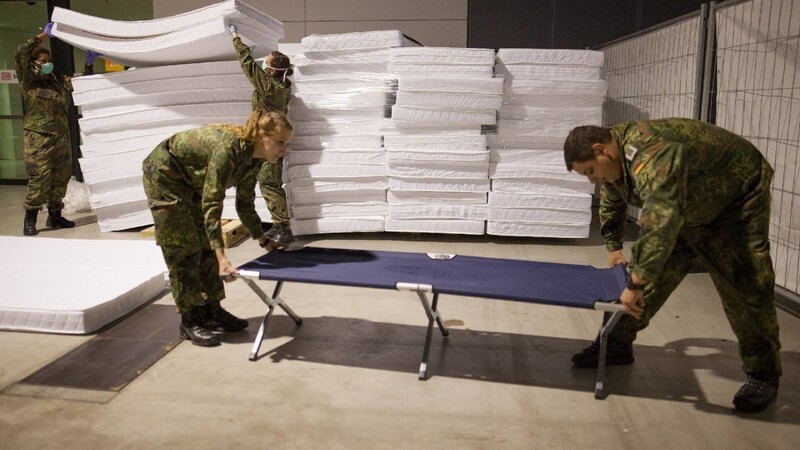 Archivbild: Soldaten bauen Feldbetten für Flüchtlinge auf