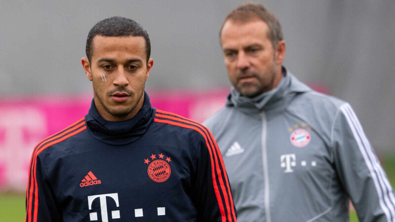 Seitdem Hansi Flick (r.) Trainer des FC Bayern ist, findet sich Thiago häufig auf der Bank wieder.