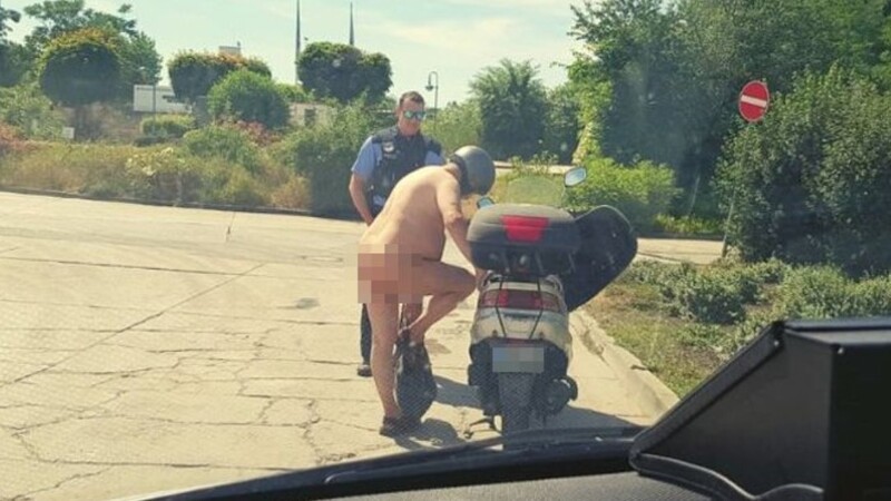 Der Nackte mit seinem Roller und einem Polizisten.