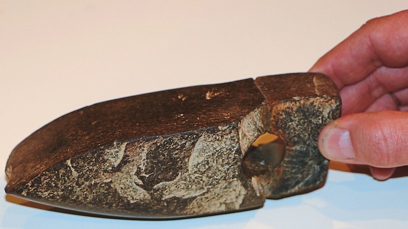 Dieser Axtkopf wurde, in zwei Teile zerbrochen, auf einem Acker bei Dietersweg gefunden.