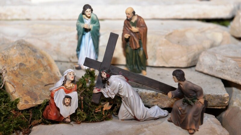 Eine Szene in der Hadersbacher Passionskrippe zeigt den Leidensweg: Jesus fällt unter dem Kreuz und Veronika reicht ihm das Schweißtuch.