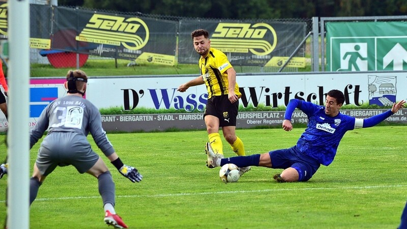 Den Ball nicht im gegnerischen Tor untergebracht haben Tobias Kordick (gelb) und die DJK Vilzing gegen Kellerkind TSV Rain/Lech.